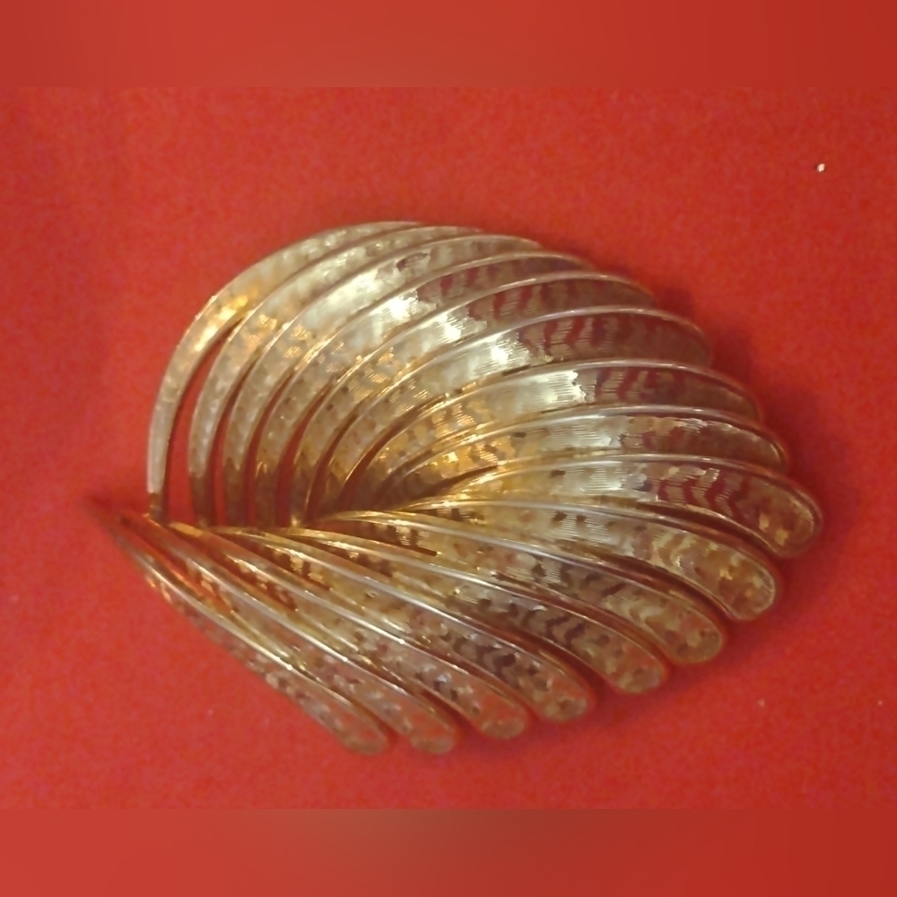 Vintage Women's leaf fashion brooch